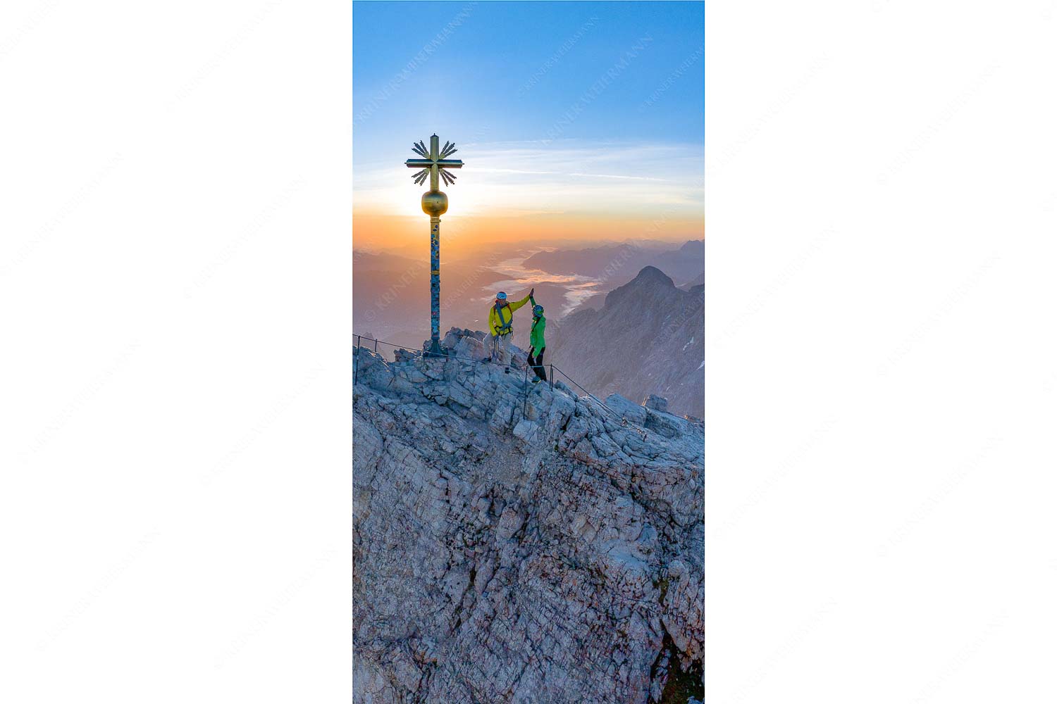 high five – Seitenverhältnis 1:2 — Bergsteiger auf der Zugspitze Gipfelerfolg auf der Zugspitze mit Blick über Jubiläumsgrat und Alpspitze in den Sonnenaufgang