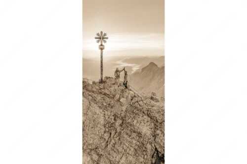 Gipfelerfolg auf der Zugspitze mit Blick über Jubiläumsgrat und Alpspitze in den Sonnenaufgang - high five - Seitenverhältnis 1:2 - Bergsteiger auf der Zugspitze - weitere Infos unter https://www.kriner-weiermann.de