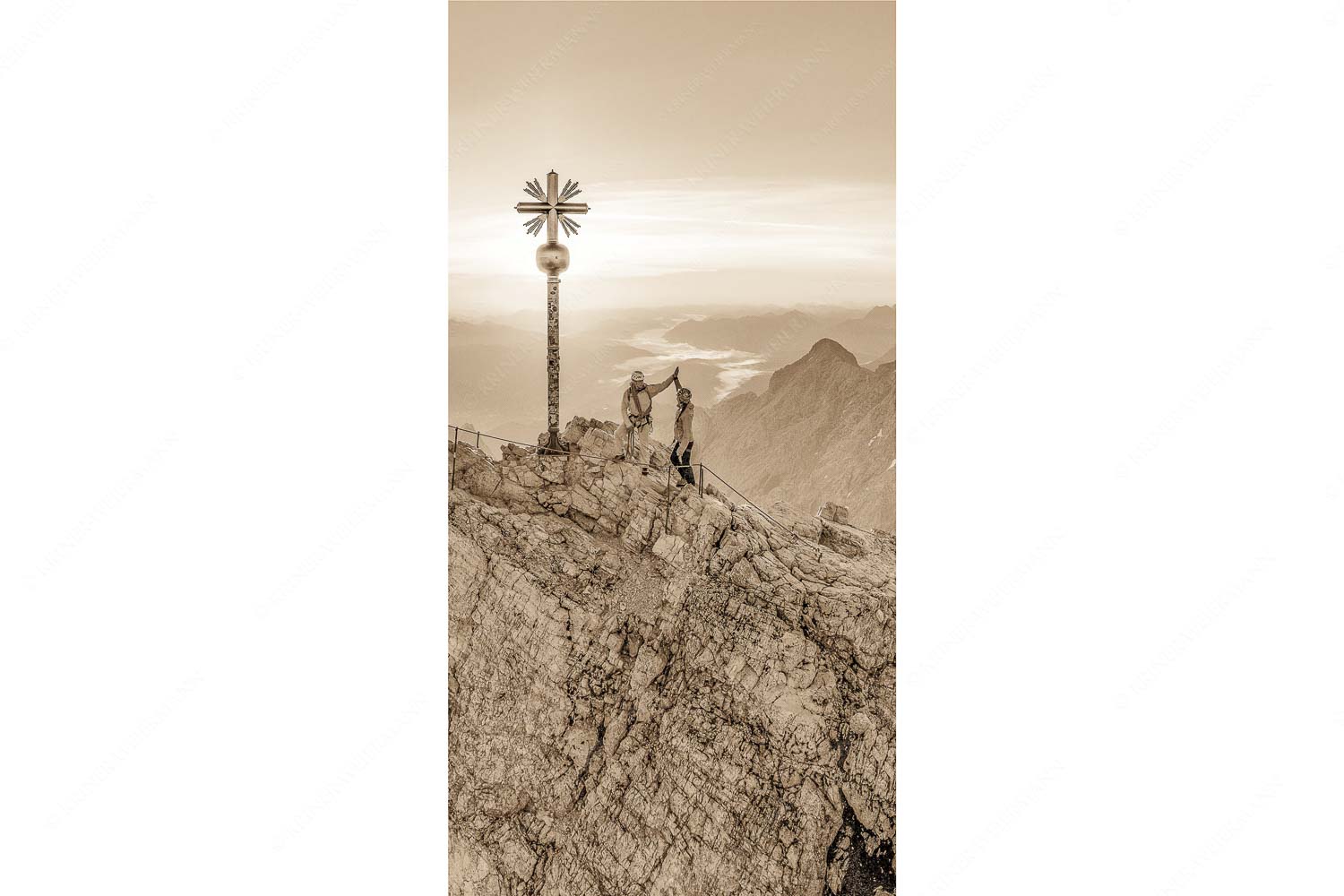 high five – Seitenverhältnis 1:2 — Bergsteiger auf der Zugspitze Gipfelerfolg auf der Zugspitze mit Blick über Jubiläumsgrat und Alpspitze in den Sonnenaufgang