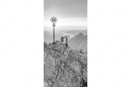 Gipfelerfolg auf der Zugspitze mit Blick über Jubiläumsgrat und Alpspitze in den Sonnenaufgang - high five - Seitenverhältnis 1:2 - Bergsteiger auf der Zugspitze - weitere Infos unter https://www.kriner-weiermann.de