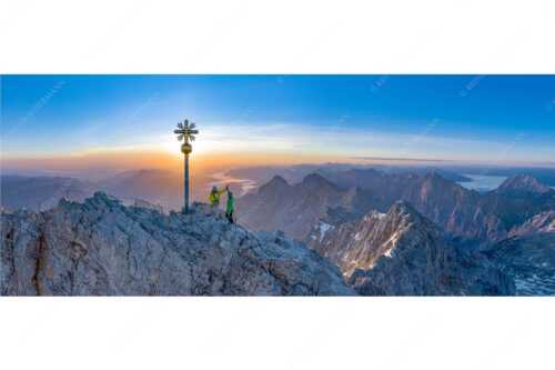Gipfelerfolg auf der Zugspitze mit Blick über Jubiläumsgrat und Alpspitze in den Sonnenaufgang - high five - Seitenverhältnis 2,5:1 - Bergsteiger auf der Zugspitze - weitere Infos unter https://www.kriner-weiermann.de