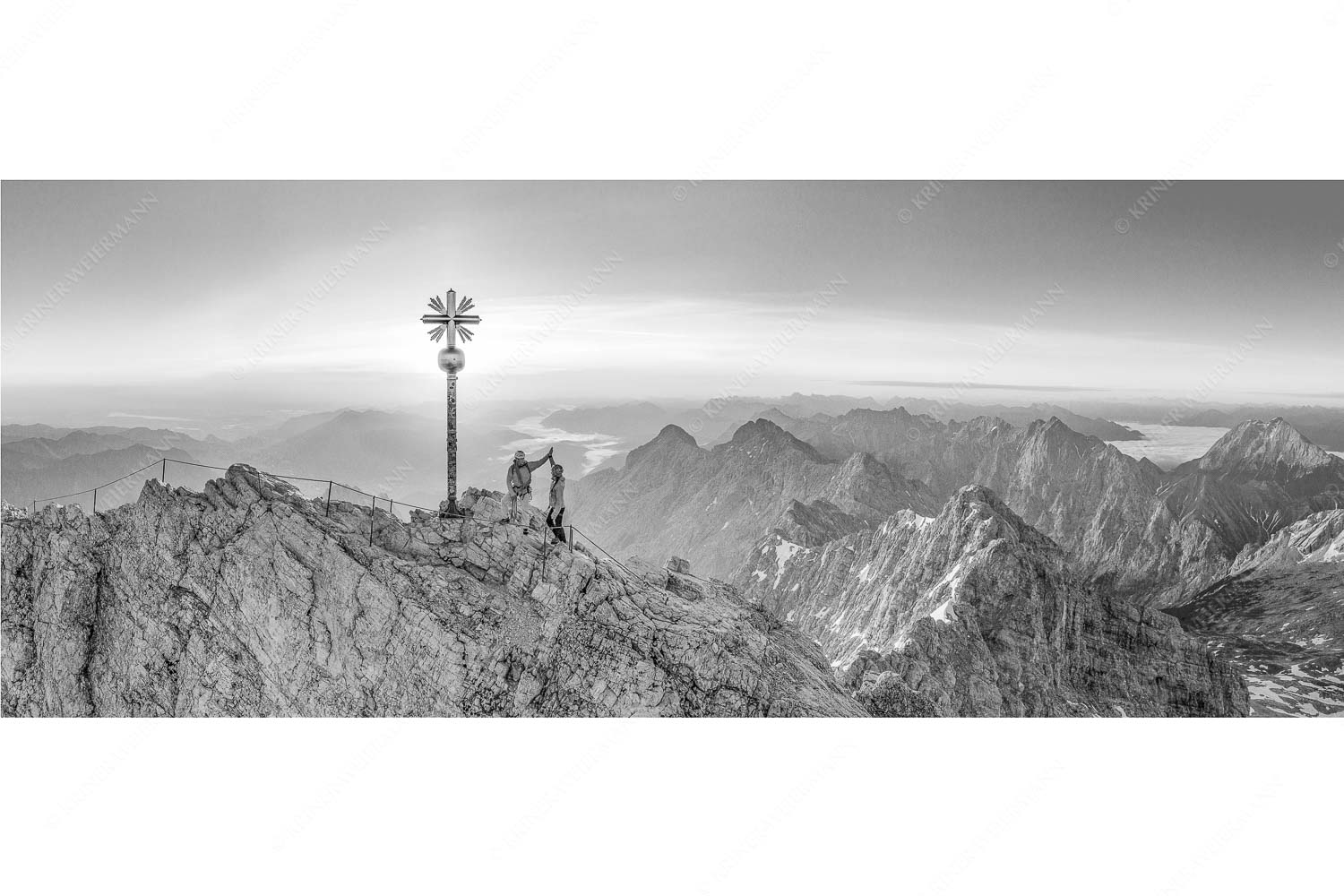 Gipfelerfolg auf der Zugspitze mit Blick über Jubiläumsgrat und Alpspitze in den Sonnenaufgang - high five - Seitenverhältnis 2,5:1 - Bergsteiger auf der Zugspitze - weitere Infos unter https://www.kriner-weiermann.de