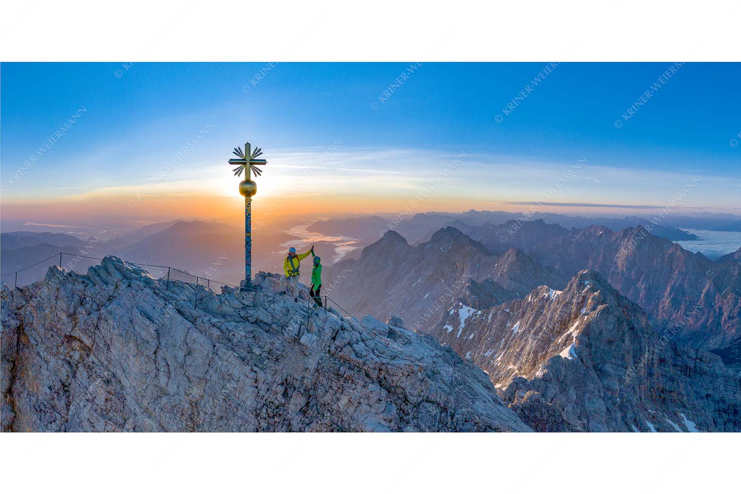 high five – Seitenverhältnis 2:1 — Bergsteiger auf der Zugspitze Gipfelerfolg auf der Zugspitze mit Blick über Jubiläumsgrat und Alpspitze in den Sonnenaufgang