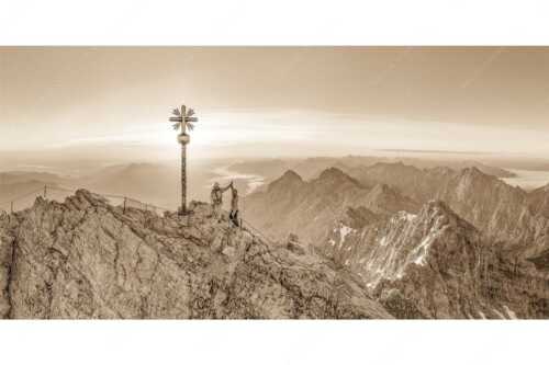 Gipfelerfolg auf der Zugspitze mit Blick über Jubiläumsgrat und Alpspitze in den Sonnenaufgang - high five - Seitenverhältnis 2:1 - Bergsteiger auf der Zugspitze - weitere Infos unter https://www.kriner-weiermann.de