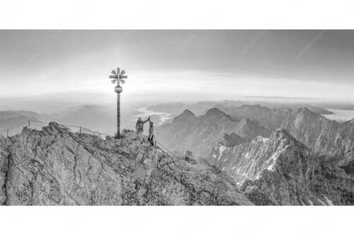 Gipfelerfolg auf der Zugspitze mit Blick über Jubiläumsgrat und Alpspitze in den Sonnenaufgang - high five - Seitenverhältnis 2:1 - Bergsteiger auf der Zugspitze - weitere Infos unter https://www.kriner-weiermann.de