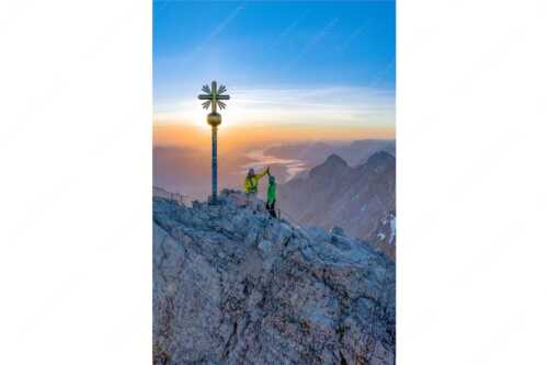 Gipfelerfolg auf der Zugspitze mit Blick über Jubiläumsgrat und Alpspitze in den Sonnenaufgang - high five - Seitenverhältnis 2:3 - Bergsteiger auf der Zugspitze - weitere Infos unter https://www.kriner-weiermann.de