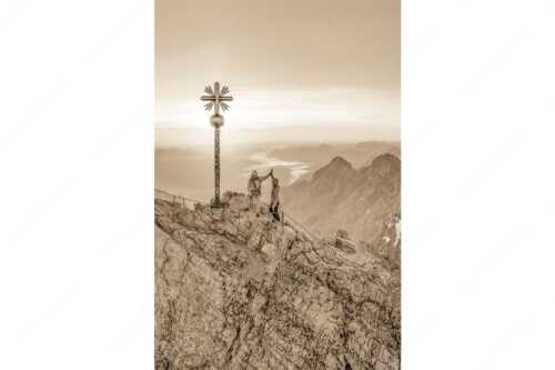 Gipfelerfolg auf der Zugspitze mit Blick über Jubiläumsgrat und Alpspitze in den Sonnenaufgang - high five - Seitenverhältnis 2:3 - Bergsteiger auf der Zugspitze - weitere Infos unter https://www.kriner-weiermann.de