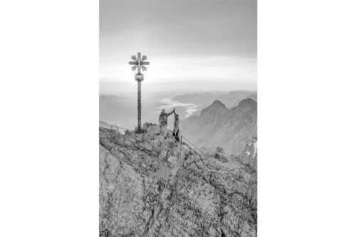 Gipfelerfolg auf der Zugspitze mit Blick über Jubiläumsgrat und Alpspitze in den Sonnenaufgang - high five - Seitenverhältnis 2:3 - Bergsteiger auf der Zugspitze - weitere Infos unter https://www.kriner-weiermann.de