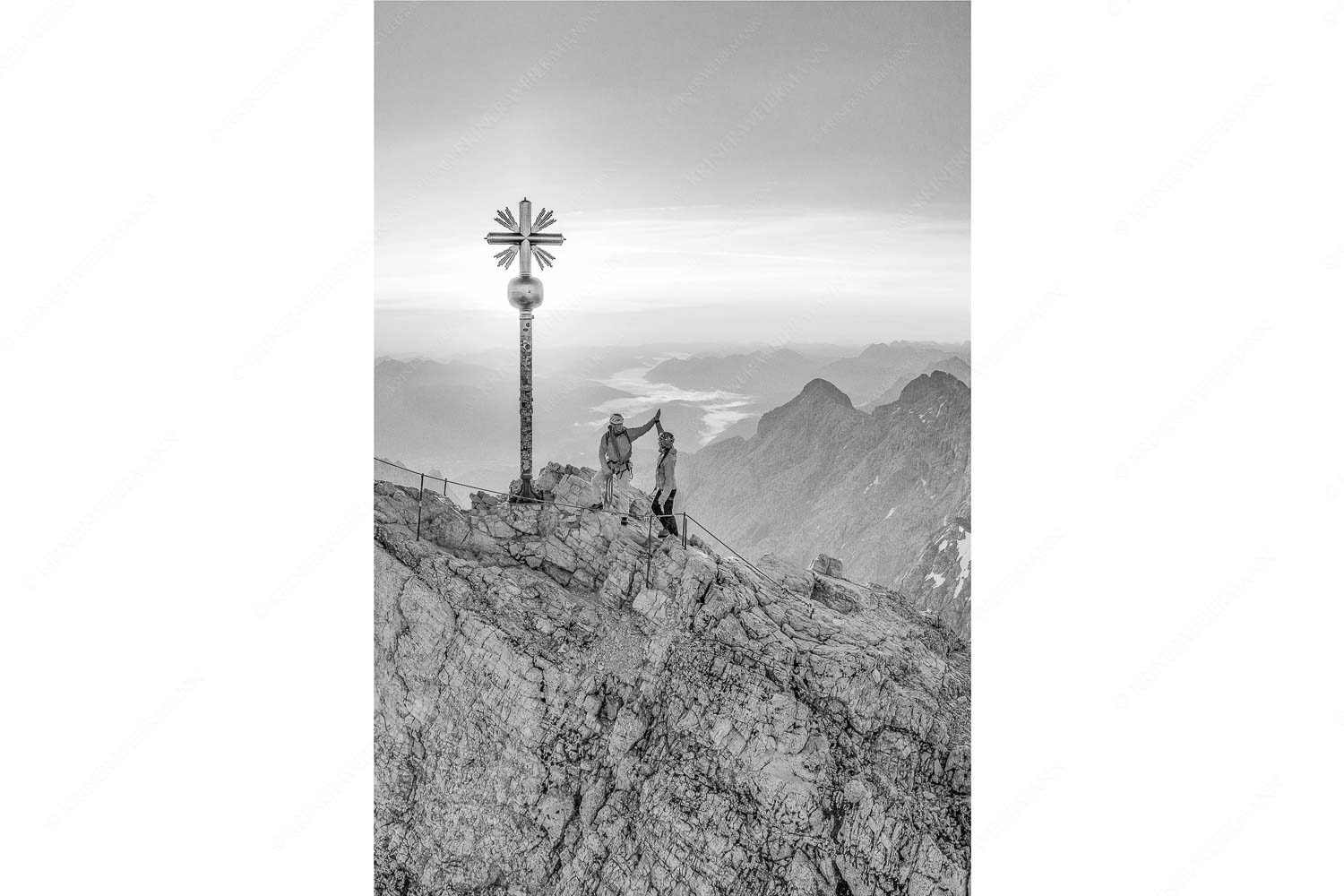 high five – Seitenverhältnis 2:3 — Bergsteiger auf der Zugspitze Gipfelerfolg auf der Zugspitze mit Blick über Jubiläumsgrat und Alpspitze in den Sonnenaufgang