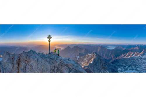 Gipfelerfolg auf der Zugspitze mit Blick über Jubiläumsgrat und Alpspitze in den Sonnenaufgang - high five - Seitenverhältnis 3:1 - Bergsteiger auf der Zugspitze - weitere Infos unter https://www.kriner-weiermann.de