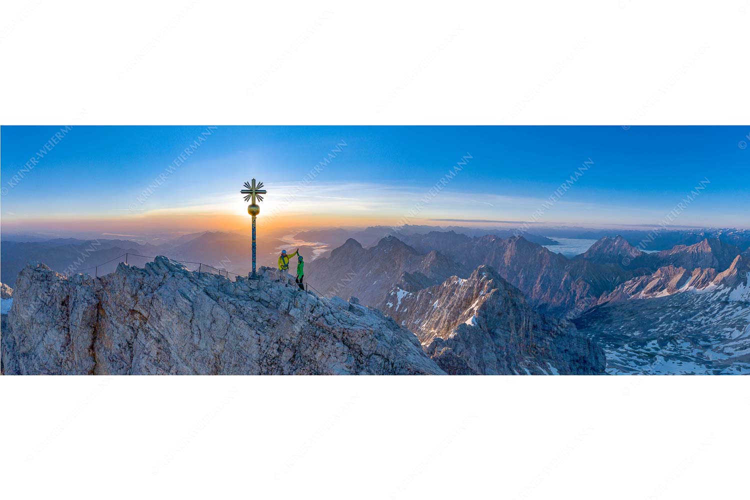 high five – Seitenverhältnis 3:1 — Bergsteiger auf der Zugspitze Gipfelerfolg auf der Zugspitze mit Blick über Jubiläumsgrat und Alpspitze in den Sonnenaufgang