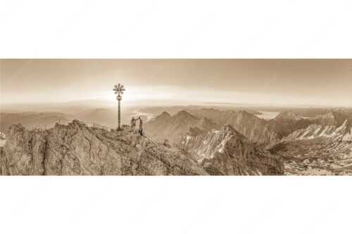 Gipfelerfolg auf der Zugspitze mit Blick über Jubiläumsgrat und Alpspitze in den Sonnenaufgang - high five - Seitenverhältnis 3:1 - Bergsteiger auf der Zugspitze - weitere Infos unter https://www.kriner-weiermann.de