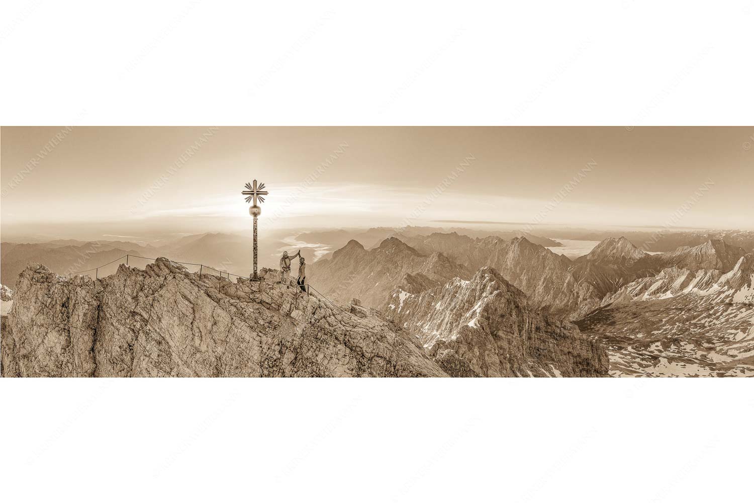 high five – Seitenverhältnis 3:1 — Bergsteiger auf der Zugspitze Gipfelerfolg auf der Zugspitze mit Blick über Jubiläumsgrat und Alpspitze in den Sonnenaufgang