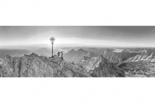 Gipfelerfolg auf der Zugspitze mit Blick über Jubiläumsgrat und Alpspitze in den Sonnenaufgang - high five - Seitenverhältnis 3:1 - Bergsteiger auf der Zugspitze - weitere Infos unter https://www.kriner-weiermann.de