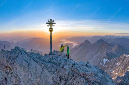 Gipfelerfolg auf der Zugspitze mit Blick über Jubiläumsgrat und Alpspitze in den Sonnenaufgang - high five - Seitenverhältnis 3:2 - Bergsteiger auf der Zugspitze - weitere Infos unter https://www.kriner-weiermann.de