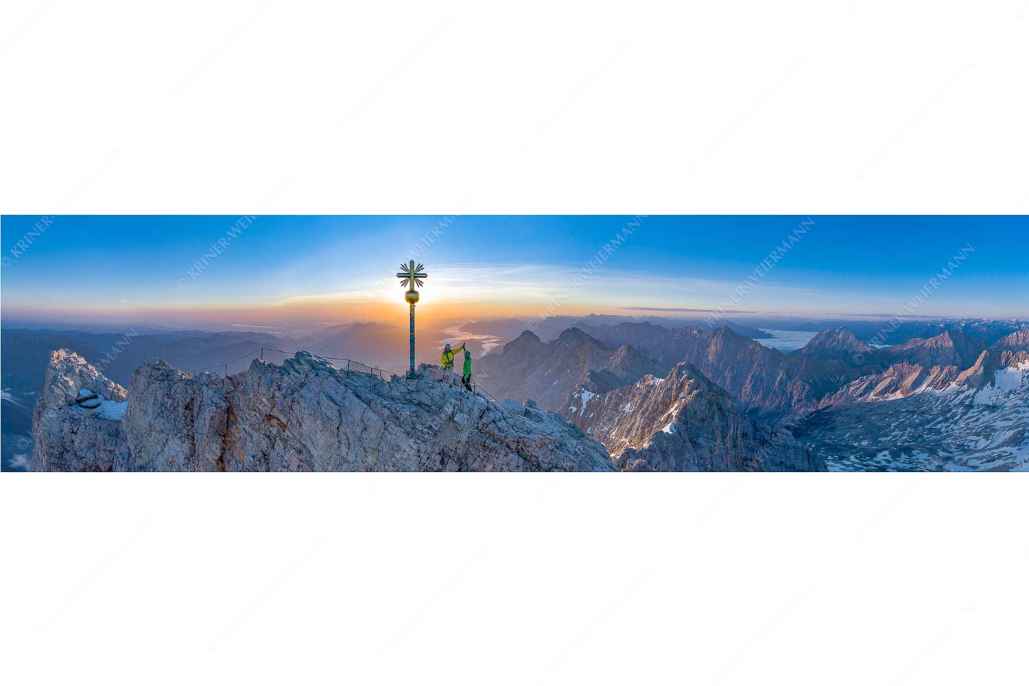 high five – Seitenverhältnis 4:1 — Bergsteiger auf der Zugspitze Gipfelerfolg auf der Zugspitze mit Blick über Jubiläumsgrat und Alpspitze in den Sonnenaufgang