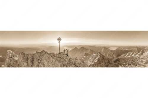 Gipfelerfolg auf der Zugspitze mit Blick über Jubiläumsgrat und Alpspitze in den Sonnenaufgang - high five - Seitenverhältnis 4:1 - Bergsteiger auf der Zugspitze - weitere Infos unter https://www.kriner-weiermann.de