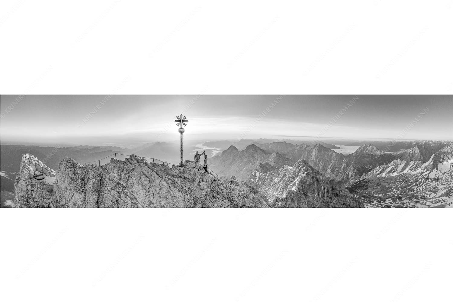 high five – Seitenverhältnis 4:1 — Bergsteiger auf der Zugspitze Gipfelerfolg auf der Zugspitze mit Blick über Jubiläumsgrat und Alpspitze in den Sonnenaufgang