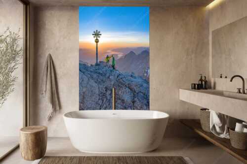 Gipfelerfolg auf der Zugspitze mit Blick über Jubiläumsgrat und Alpspitze in den Sonnenaufgang - high five - Größe ca. 160x240cm, Seitenverhältnis 2:3 - Bergsteiger auf der Zugspitze - weitere Infos unter https://www.kriner-weiermann.de