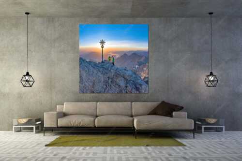 Gipfelerfolg auf der Zugspitze mit Blick über Jubiläumsgrat und Alpspitze in den Sonnenaufgang - high five - Größe ca. 160x160cm, Seitenverhältnis 1:1 - Bergsteiger auf der Zugspitze - weitere Infos unter https://www.kriner-weiermann.de
