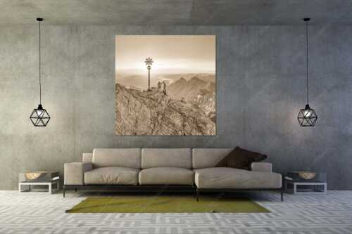 Gipfelerfolg auf der Zugspitze mit Blick über Jubiläumsgrat und Alpspitze in den Sonnenaufgang - high five - Größe ca. 160x160cm, Seitenverhältnis 1:1 - Bergsteiger auf der Zugspitze - weitere Infos unter https://www.kriner-weiermann.de