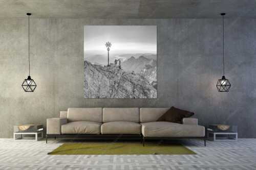 Gipfelerfolg auf der Zugspitze mit Blick über Jubiläumsgrat und Alpspitze in den Sonnenaufgang - high five - Größe ca. 160x160cm, Seitenverhältnis 1:1 - Bergsteiger auf der Zugspitze - weitere Infos unter https://www.kriner-weiermann.de