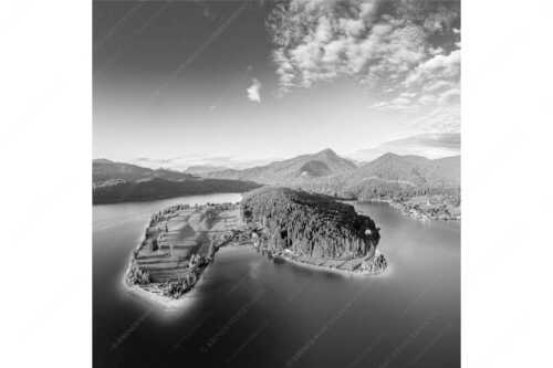 Blick über die Halbinsel Zwergern am Walchensee zum Simetsberg und Wettersteingebirge - Himmelswiesn - Seitenverhältnis 1:1 - Halbinsel Zwergern am Walchensee mit Simetsberg - weitere Infos unter https://www.kriner-weiermann.de