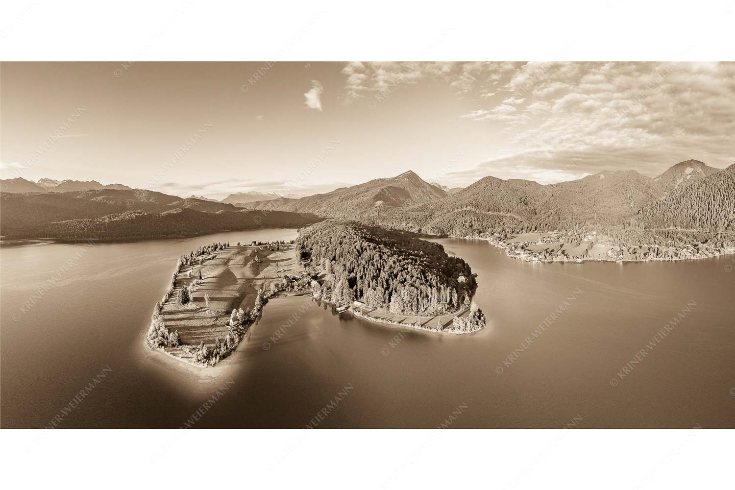 Himmelswiesn – Seitenverhältnis 2:1 — Halbinsel Zwergern am Walchensee mit Simetsberg Blick über die Halbinsel Zwergern am Walchensee zum Simetsberg und Wettersteingebirge