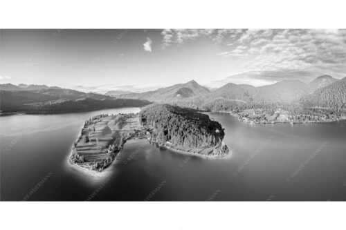 Blick über die Halbinsel Zwergern am Walchensee zum Simetsberg und Wettersteingebirge - Himmelswiesn - Seitenverhältnis 2:1 - Halbinsel Zwergern am Walchensee mit Simetsberg - weitere Infos unter https://www.kriner-weiermann.de