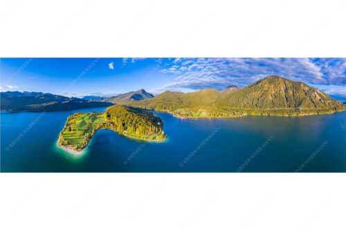 Blick über die Halbinsel Zwergern am Walchensee zum Simetsberg und Wettersteingebirge - Himmelswiesn - Seitenverhältnis 3:1 - Halbinsel Zwergern am Walchensee mit Simetsberg - weitere Infos unter https://www.kriner-weiermann.de