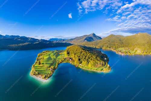 Blick über die Halbinsel Zwergern am Walchensee zum Simetsberg und Wettersteingebirge - Himmelswiesn - Seitenverhältnis 3:2 - Halbinsel Zwergern am Walchensee mit Simetsberg - weitere Infos unter https://www.kriner-weiermann.de
