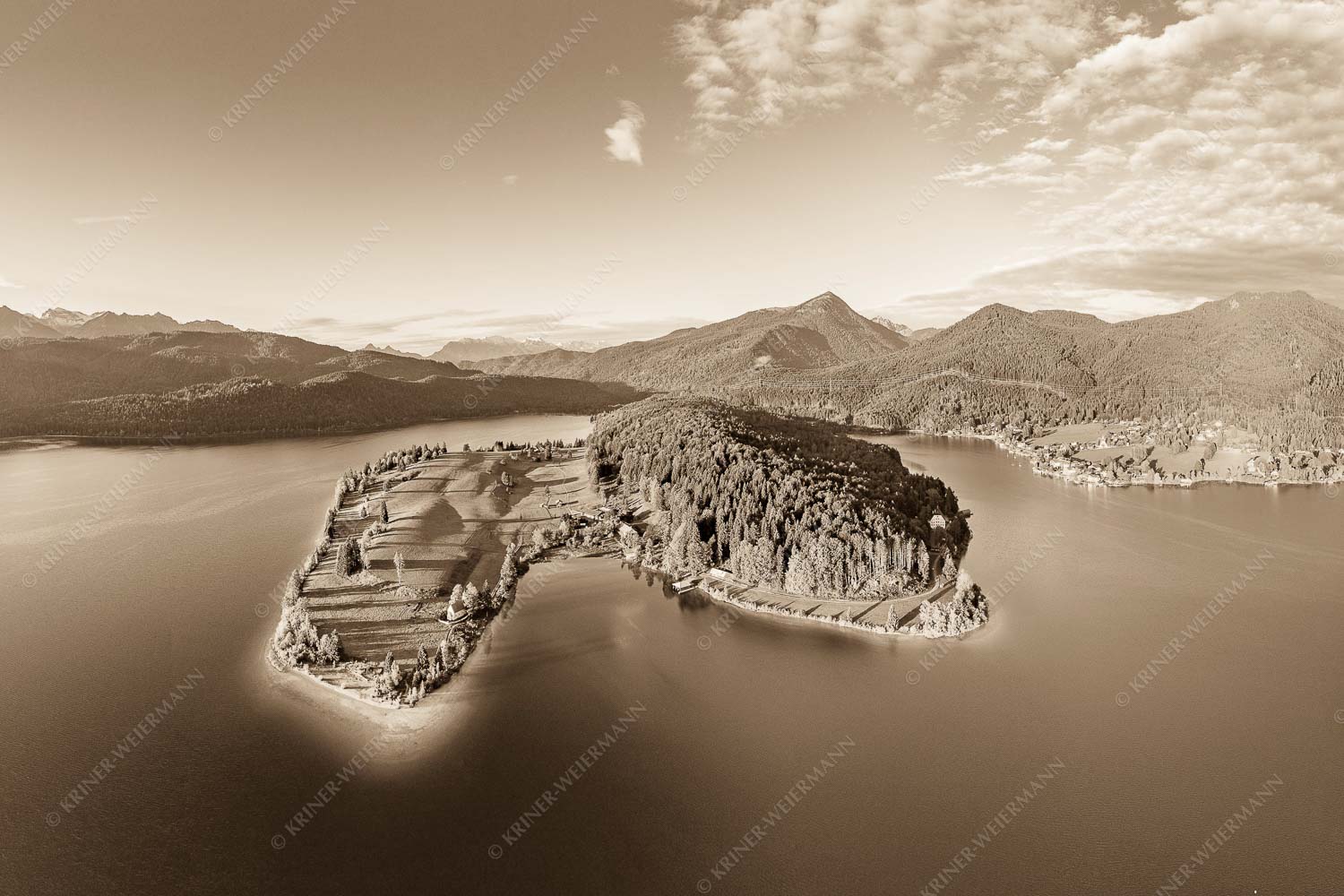 Blick über die Halbinsel Zwergern am Walchensee zum Simetsberg und Wettersteingebirge