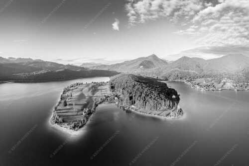 Blick über die Halbinsel Zwergern am Walchensee zum Simetsberg und Wettersteingebirge - Himmelswiesn - Seitenverhältnis 3:2 - Halbinsel Zwergern am Walchensee mit Simetsberg - weitere Infos unter https://www.kriner-weiermann.de