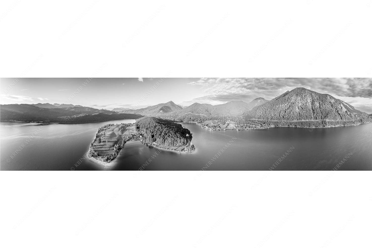 Blick über die Halbinsel Zwergern am Walchensee zum Simetsberg und Wettersteingebirge - Himmelswiesn - Seitenverhältnis 4:1 - Halbinsel Zwergern am Walchensee mit Simetsberg - weitere Infos unter https://www.kriner-weiermann.de