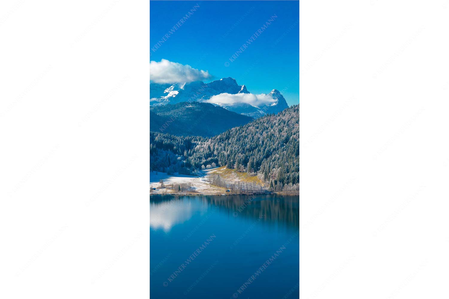 Hinterm Barmsee – Seitenverhältnis 1:2 — Alpspitze Zugspitze und Waxenstein Erster Schnee am Barmsee mit Blick zum Zugspitzmassiv