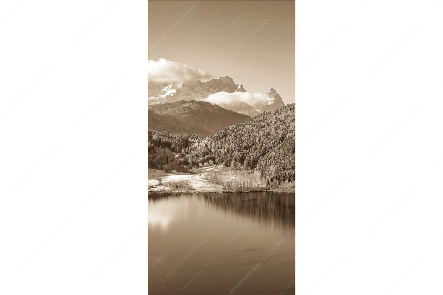 Erster Schnee am Barmsee mit Blick zum Zugspitzmassiv