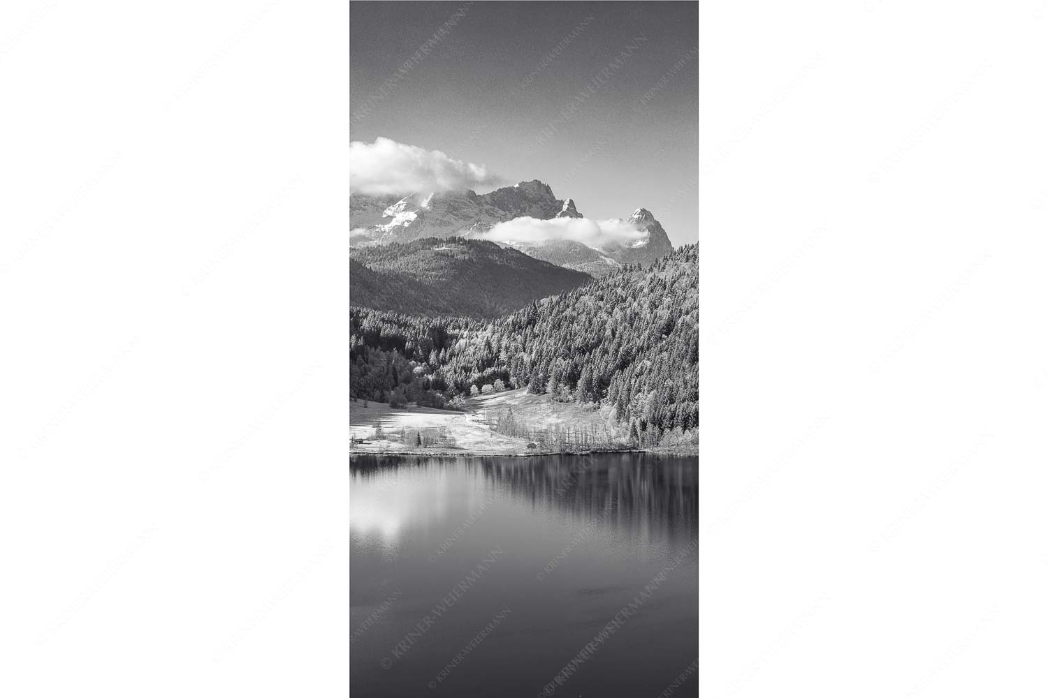 Hinterm Barmsee – Seitenverhältnis 1:2 — Alpspitze Zugspitze und Waxenstein Erster Schnee am Barmsee mit Blick zum Zugspitzmassiv