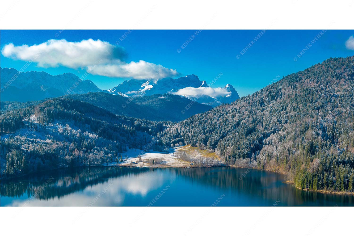 Hinterm Barmsee – Seitenverhältnis 2:1 — Alpspitze Zugspitze und Waxenstein Erster Schnee am Barmsee mit Blick zum Zugspitzmassiv