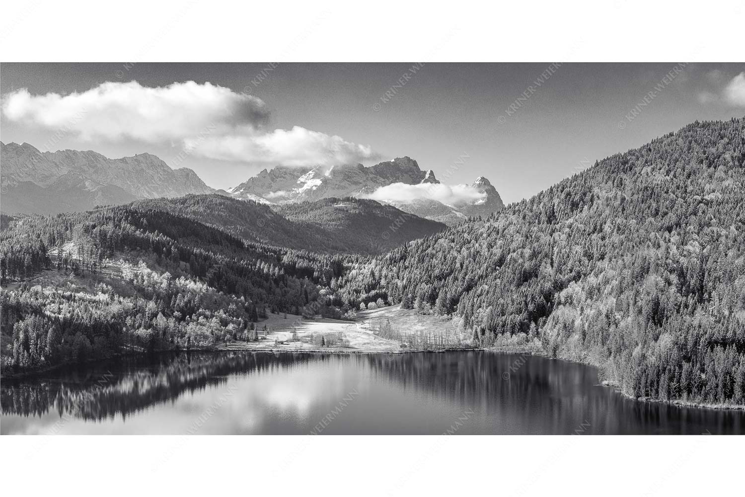 Hinterm Barmsee – Seitenverhältnis 2:1 — Alpspitze Zugspitze und Waxenstein Erster Schnee am Barmsee mit Blick zum Zugspitzmassiv