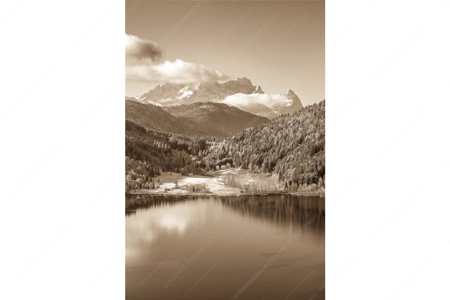Hinterm Barmsee – Seitenverhältnis 2:3 — Alpspitze Zugspitze und Waxenstein Erster Schnee am Barmsee mit Blick zum Zugspitzmassiv
