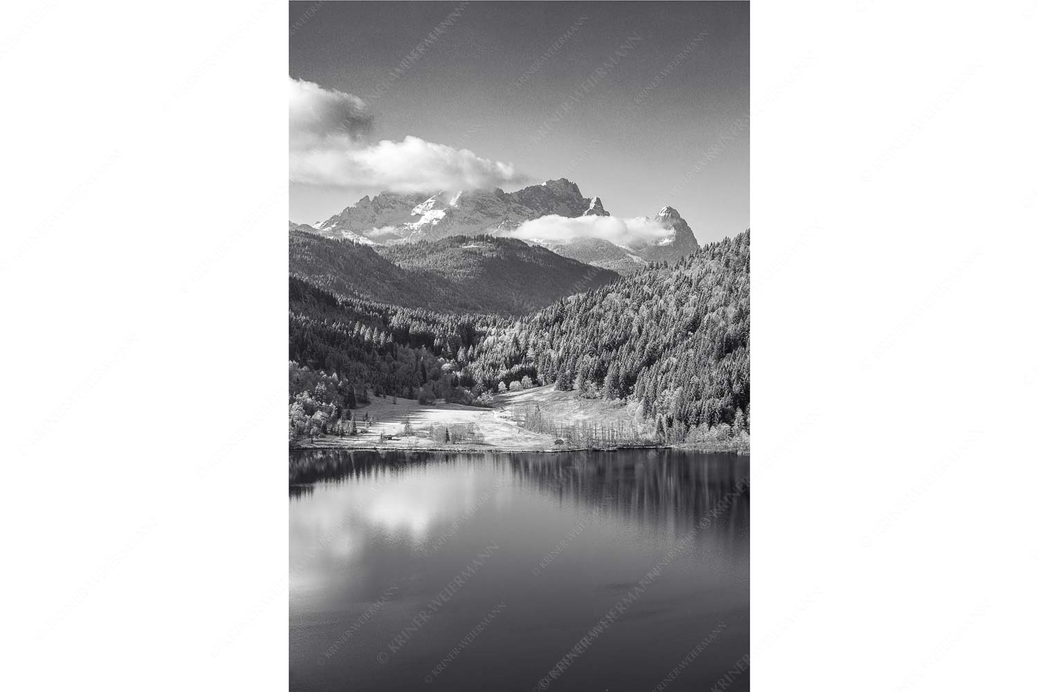 Hinterm Barmsee – Seitenverhältnis 2:3 — Alpspitze Zugspitze und Waxenstein Erster Schnee am Barmsee mit Blick zum Zugspitzmassiv