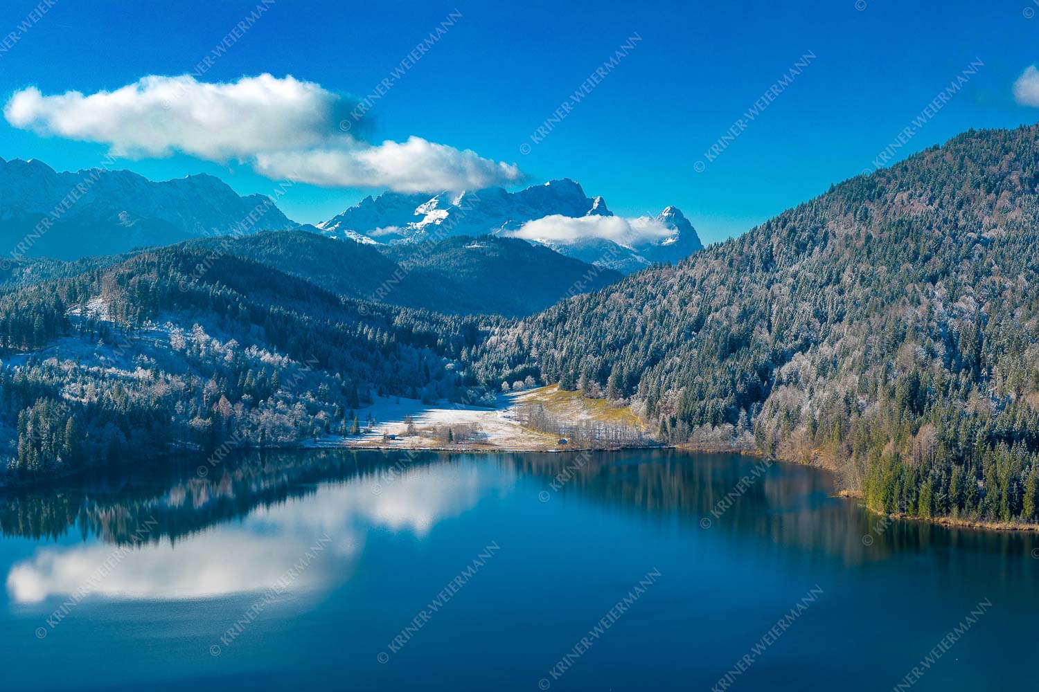 Hinterm Barmsee – Seitenverhältnis 3:2 — Alpspitze Zugspitze und Waxenstein Erster Schnee am Barmsee mit Blick zum Zugspitzmassiv