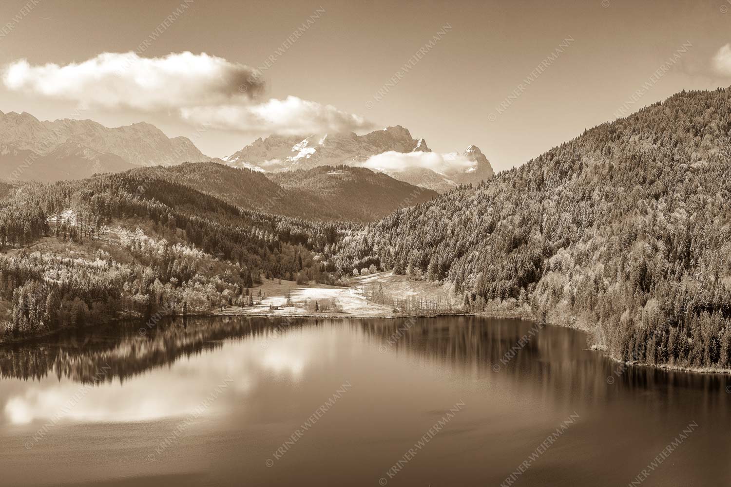 Erster Schnee am Barmsee mit Blick zum Zugspitzmassiv