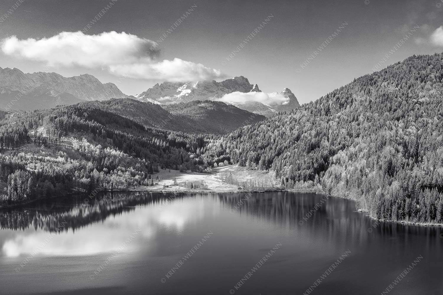 Erster Schnee am Barmsee mit Blick zum Zugspitzmassiv
