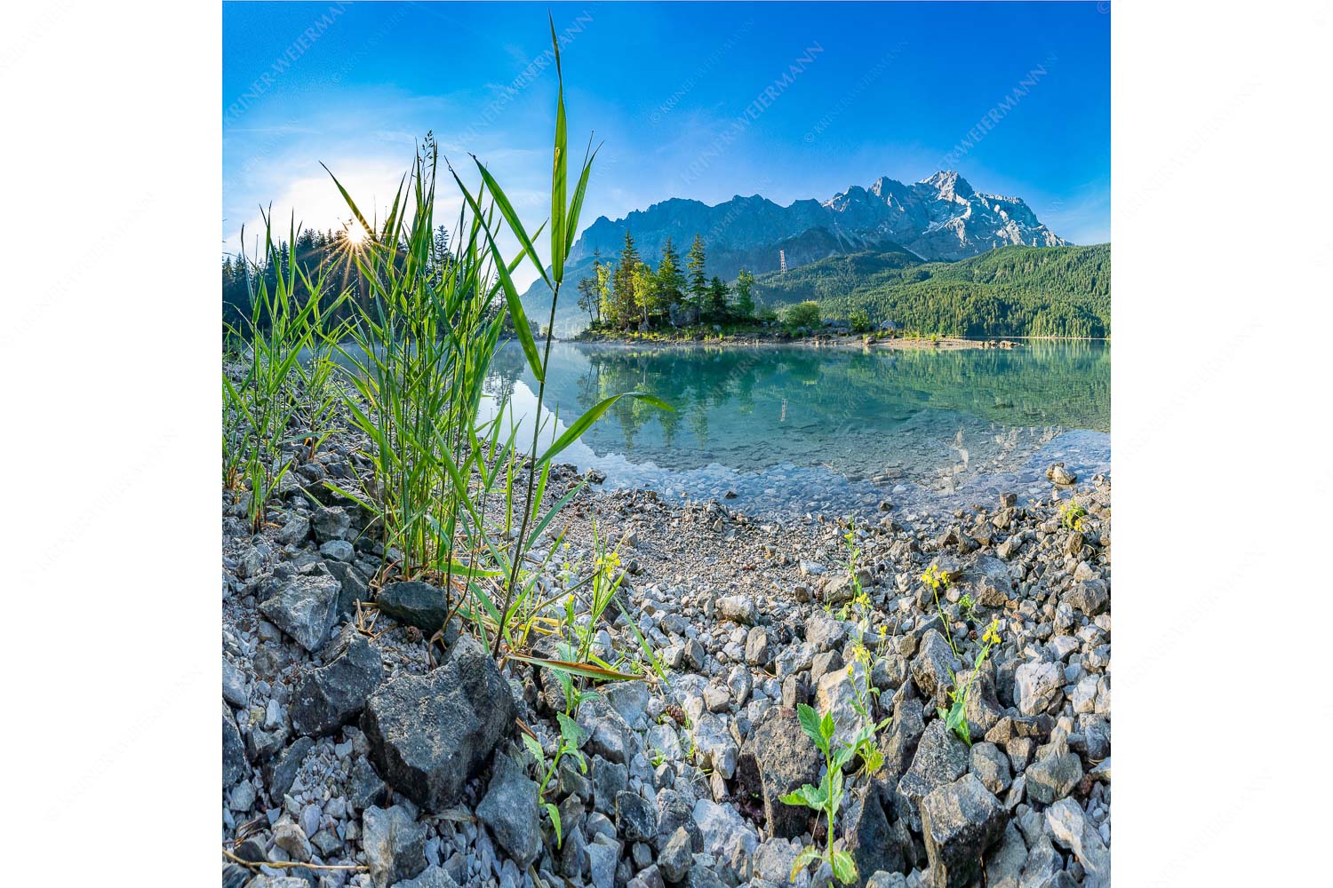 Sonnenaufgang am Eibsee mit Blick zur Zugspitze