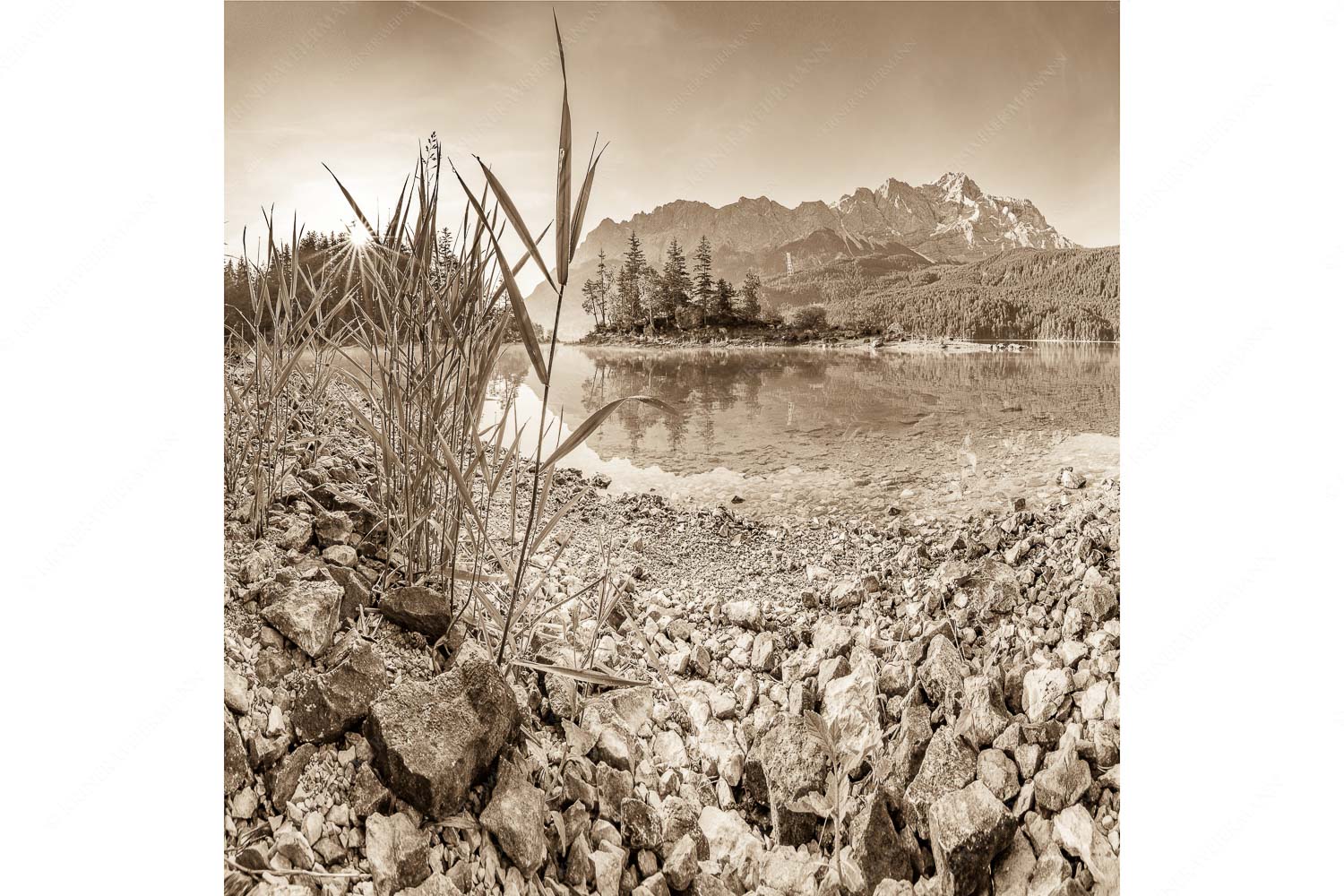 Sonnenaufgang am Eibsee mit Blick zur Zugspitze