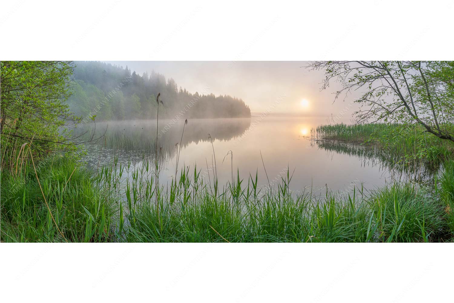 Hinterm See – Seitenverhältnis 2,5:1 — Nebelstimmung am Barmsee Morgentliche Nebelstimmung am Barmsee bei Krün