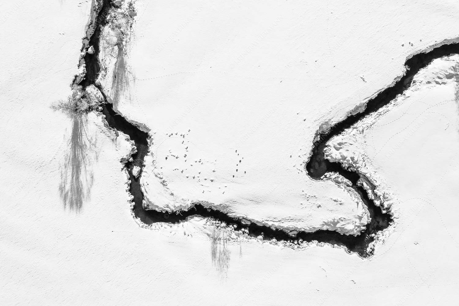 Hinum Herum – Seitenverhältnis 3:2 — Mäandern Winter Bach Draufsicht auf einen Bachlauf im Winter