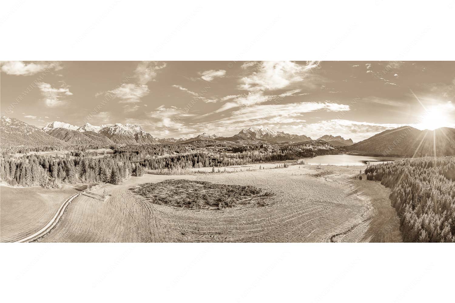 Hoamat – Seitenverhältnis 2,5:1 — Karwendel Wetterstein und Barmsee Panorama vom Barmsee mit Karwendel- und Wettersteingebirge