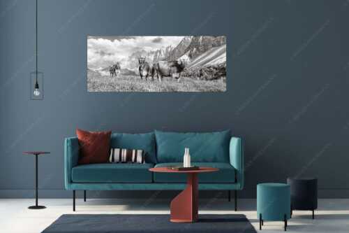 Jungvieh am Hochalmsattel im Karwendel mit Lalidererwand im Hintergrund - Hochalm II - Größe ca. 175x70cm, Seitenverhältnis 2,5:1 - Junge Kühe mit Laliderer im Karwendel - weitere Infos unter https://www.kriner-weiermann.de